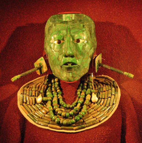 Objetos encontrados no túmulo do rei maya Pakal, de Palenke (Museu Nacional de Antropologia, na Cidade do México, capital do país)